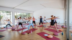 Yogastunde in der Yogahalle