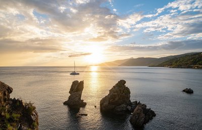 Sonnenuntergang über der Caldura-Bucht