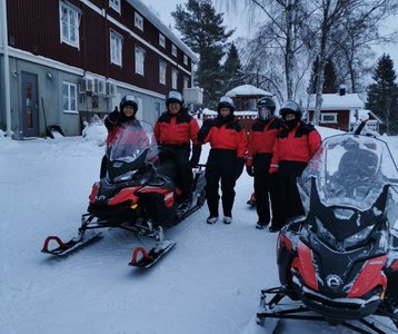 Mit dem Schneemobil unterwegs in Lappland