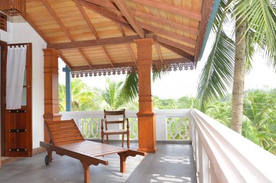 Blick auf den großen und gemütlichen Balkon mit Sitzgelegenheiten in der Villa Safira