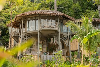 Die Baumhäuser passen sich dem thailändischen Dschungel an und verfügungen über zwei Etagen