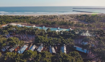 Eingebettet in einen Wald aus hochgewachsenen Pinien, steht das Feel Viana Hotel