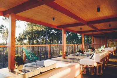 In der offen gestalteten Lounge mit Terrasse genießen Sie die Aussicht auf den Wald