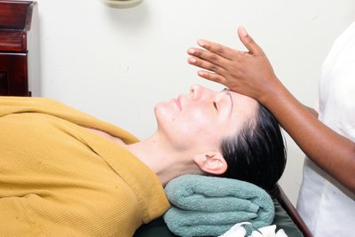 Genießen Sie eine wohltuende ayurvedische Kopfmassage im Heritance Ayurveda Maha Gedara