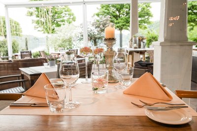 Aus dem Restaurant tut sich ein idyllischer Blick in den grünen Garten auf