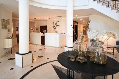 Die elegante Lobby des Hotels heißt Sie herzlich Willkommen