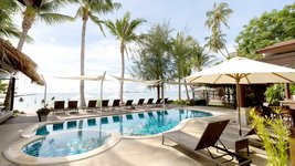 Ein Pool mit Aussicht auf den Ozean
