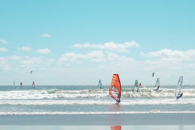 Lassen Sie sich vom Wind über die Wellen tragen