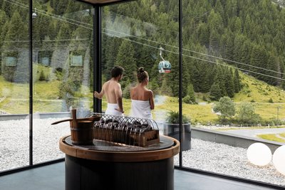 Wellnessbereich mit Panorama-Blick