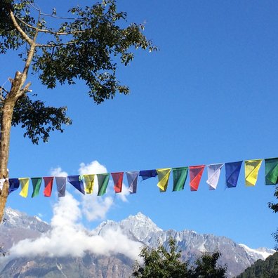 Die typisch tibetischen Gebetsfahnen werden Ihnen auf der Wanderung häufig begegnen