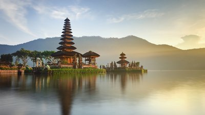 Erleben Sie die magische Atmosphäre um den bedeutenden Wasser-Tempel Pura Ulun Danu Bratan