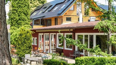 Vom Restaurant aus haben Sie einen herrlichen Blick in den Garten