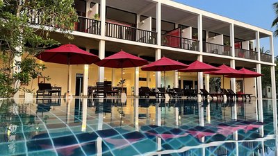 Entspannen Sie auf bequemen Liegen am Pool Entspannen Sie auf bequemen Liegen am Pool