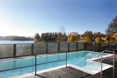 Genießen Sie ein erfrischendes Bad im Outdoor-Pool