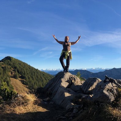 Kristin-Sybill Große macht Yoga in den Bergen.