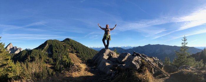 Kristin-Sybill Große macht Yoga in den Bergen.
