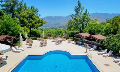 Entspannen am Pool mit Blick auf die Natur