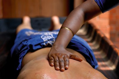 Entspannen Sie bei einer ayurvedischen Massage