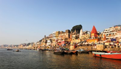 Blick über den Ganges in Varanasi