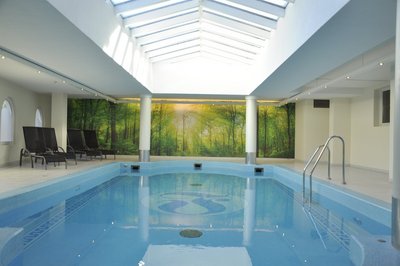 Hell & einladend: Schwimmen Sie doch ein paar Runden im Innen-Pool des Naturhotel Lechlife schwimmen. Oder entspannen Sie in der gemütlichen Atmosphäre auf einer der Liegen.