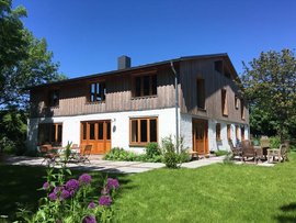 Im Garten nach dem Yoga entspannen Im Garten nach dem Yoga entspannen