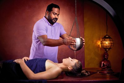 Ayurveda Anwendung Shirodara - der Stirnguss