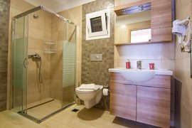 Großzügiges Badezimmer im Ilios Center