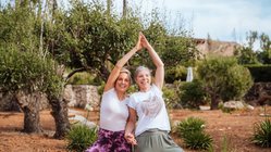 Zwei Frauen in der Baum-Asana