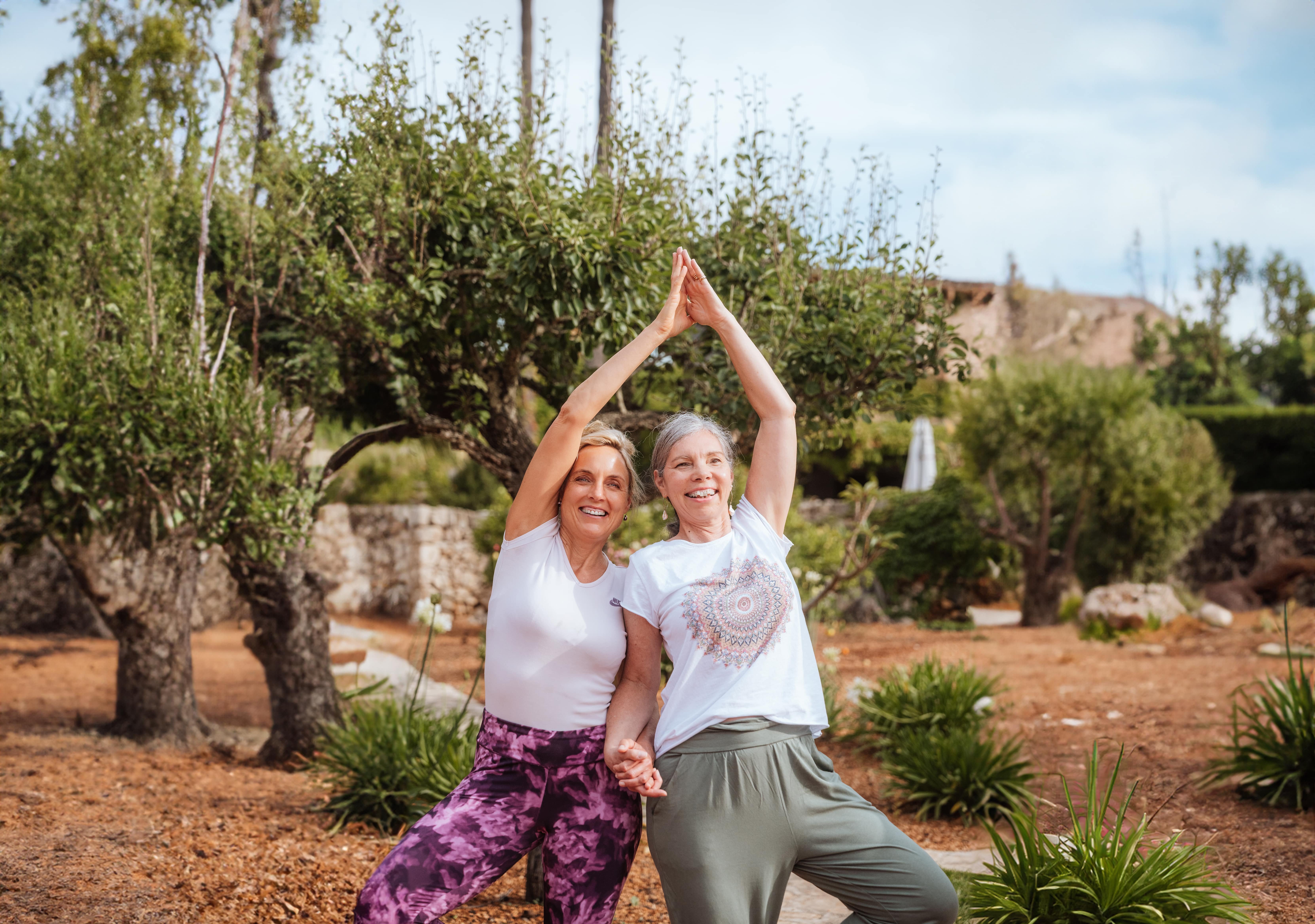 Zwei Frauen in der Baum-Asana