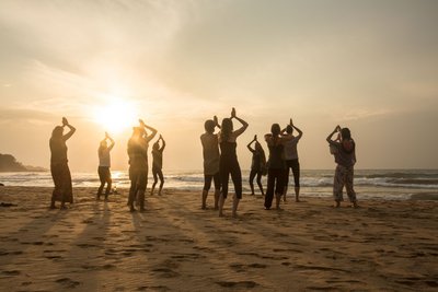 Gemeinsam in der Gruppe üben Sie im Talalla Yoga am weiten Sandstrand