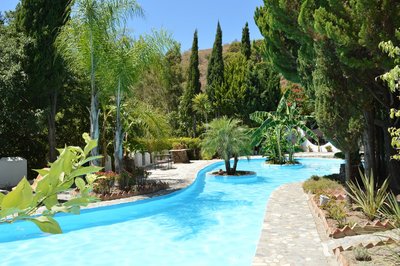 Der 40 Meter lange, geschwungene Pool im Castillo San Rafael lädt Sie zu einem erfrischenden Bad ein