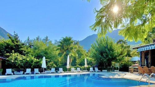 Eine Auszeit am Pool mit Blick auf die Berge