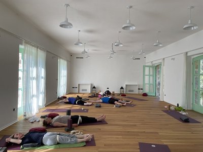 Der helle Yogasaal des Hotels Balatura