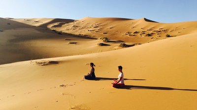 In Ruhe und Frieden Yoga an einem besonderen Ort üben