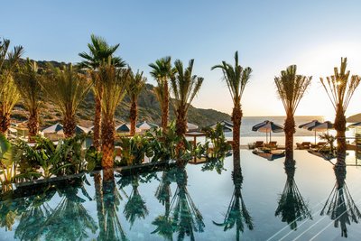 Der Ininity-Pool bietet einen weiten Blick über die abgeschiedene Bucht. 
