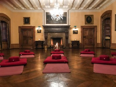 Gemeinsam meditieren im romantischen Yogaraum