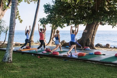 Vitalisierende Yoga-Einheit mit Blick auf das Meer