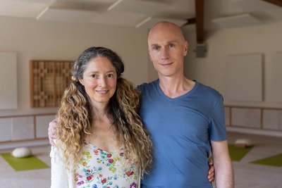 Andi und Fausta heißen Sie herzlich im Steinweiden Retreat Center willkommen