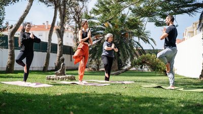 Gemeinsam im Garten Yoga üben Gemeinsam im Garten Yoga üben