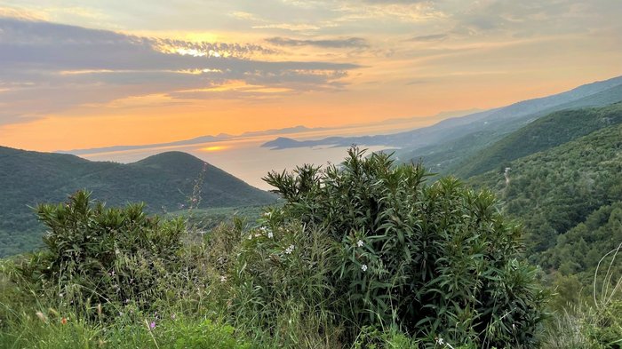 Sonnenuntergang über Bucht in Griechenland
