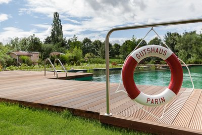 Der Badeteich im Gutshaus Parin lädt zum schwimmen und entspannen ein