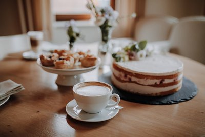 Genießen Sie einen Cappuccino mit einem Stück Kuchen