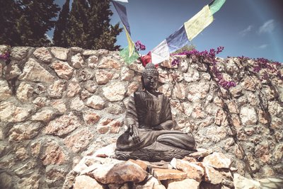 Auch ein Buddha meditiert gelassen in der mallorquinischen Sonne auf der Finca Son Mola Vell