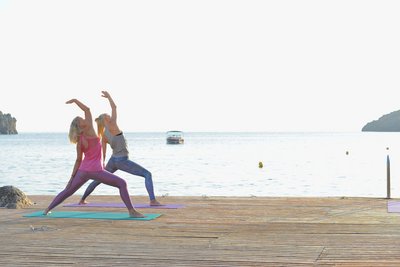 Bei gutem Wetter finden die Yoga Einheiten auf einer Plattform direkt am Meer statt. 