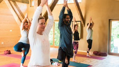 Freude und inneres Gleichgewicht beim Yoga üben Freude und inneres Gleichgewicht beim Yoga üben