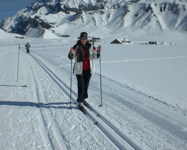 Frau beim Skilanglauf im Schnee
