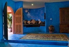 Angepasst an die blaue Stadt Jodphur leuchtet die Jodphur Suite der Ashiyana Yoga & Spa Village in einem strahlenden Blau Angepasst an die blaue Stadt Jodphur leuchtet die Jodphur Suite der Ashiyana Yoga & Spa Village in einem strahlenden Blau