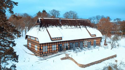 Die reetgedeckten Häuser im Schnee