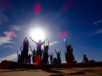 Beim Yoga in der Wüste die Sonne grüßen