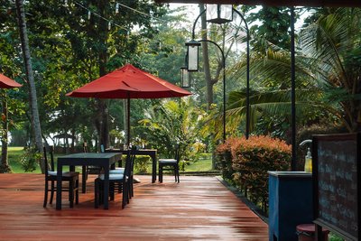 Gemeinsam essen im weiten Garten